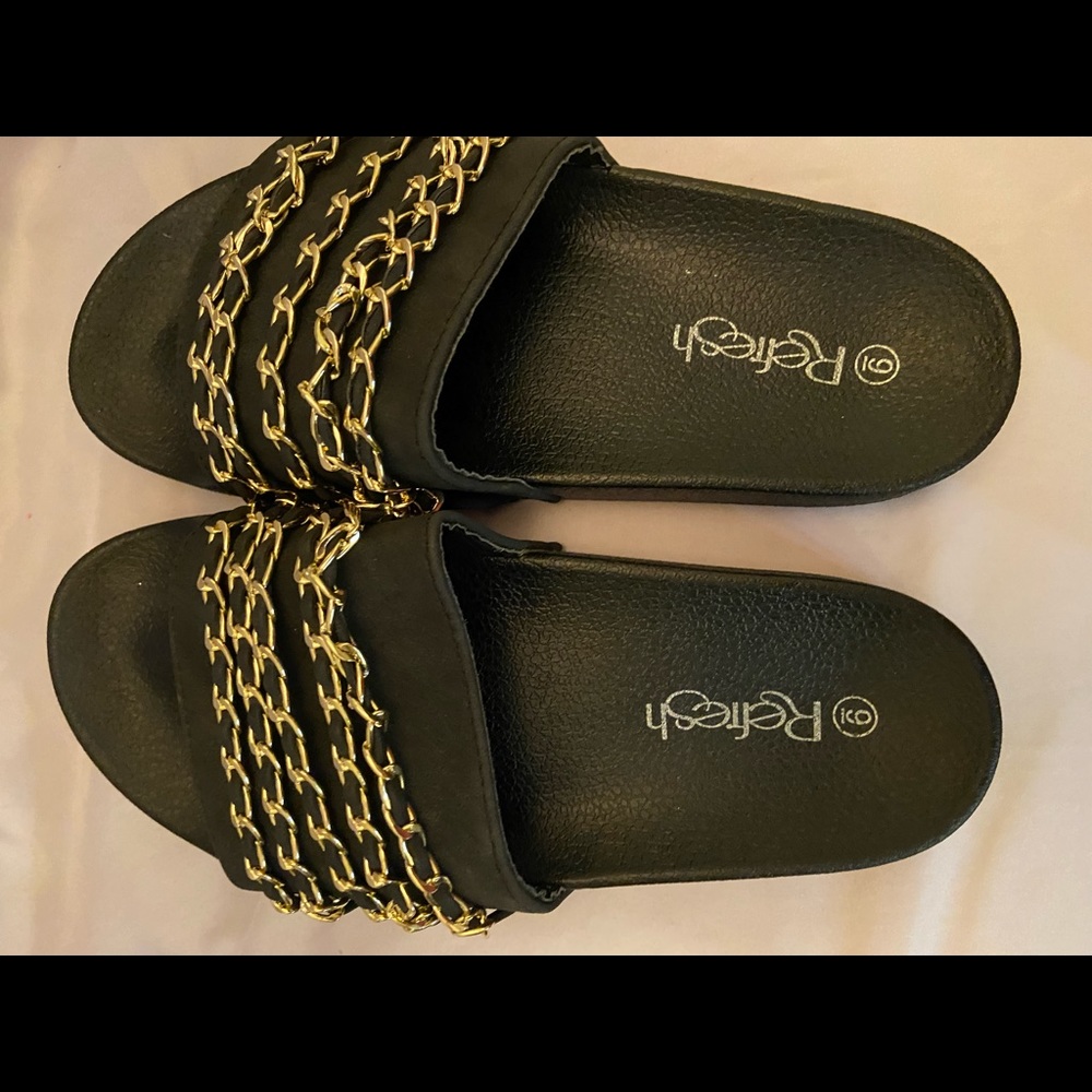 Refresh Black sliders with 5 layers of Gold Chain size 9 - Picture 4 of 7